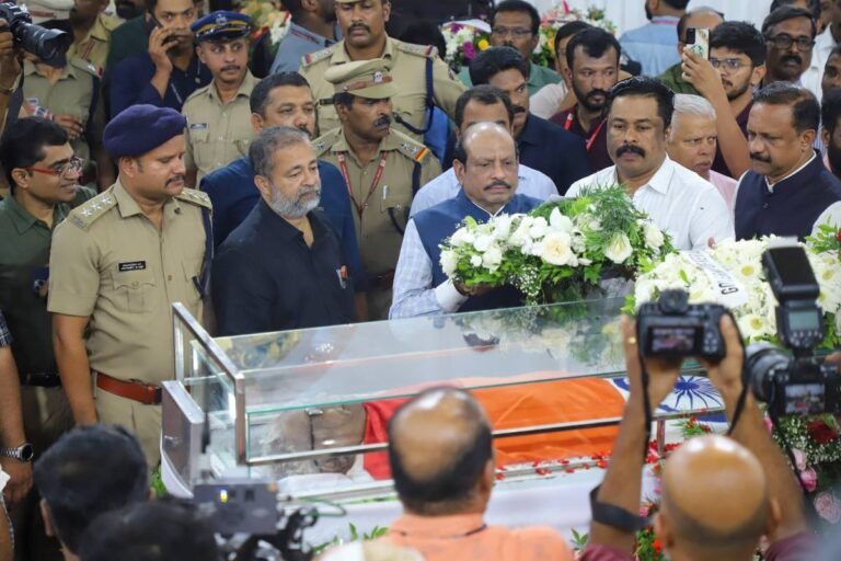 ജനങ്ങൾക്ക് വേണ്ടി നിലകൊണ്ട നേതാവ്, ദീർഘവീക്ഷണമുള്ള ഭരണാധികാരി; വി എസിനെ അവസാനമായി ഒരു നോക്ക് കാണാനെത്തി യൂസഫലി